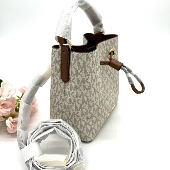 Michael Kors Suri Small Bucket Messenger Shoulder Handbag - Vanilla / Gold Tone - Picture 2 of 7